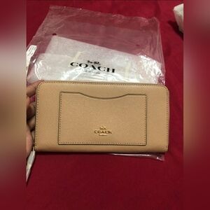 COACH DESIGNER Beige Zip Crossgrain accordian wallet